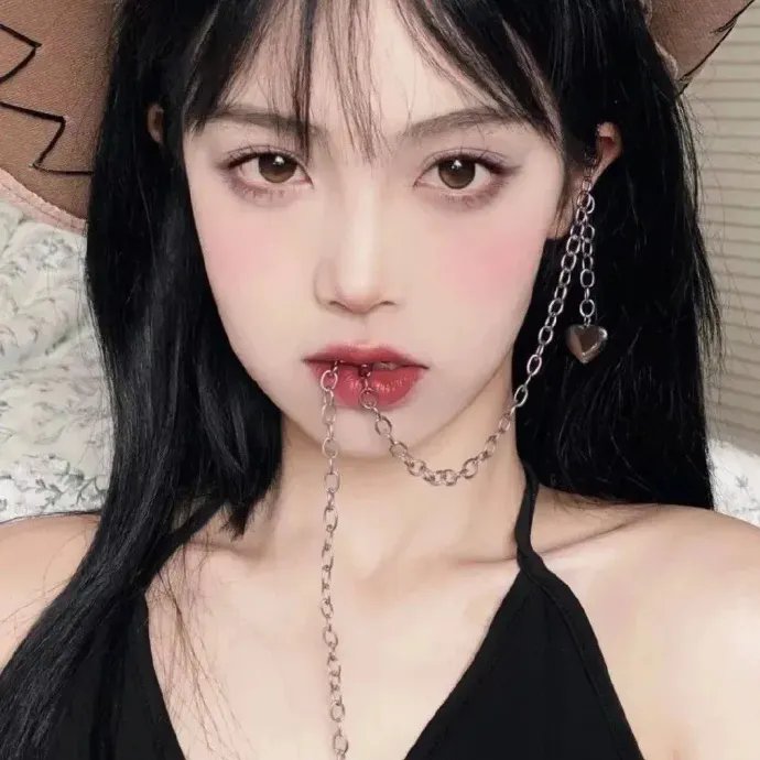 院子里的女人
